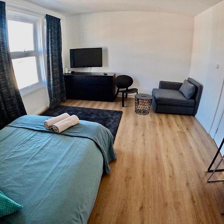 Lovely One Bedroom Flat Londra Exterior foto