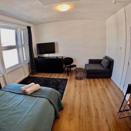 Lovely One Bedroom Flat Londra Exterior foto