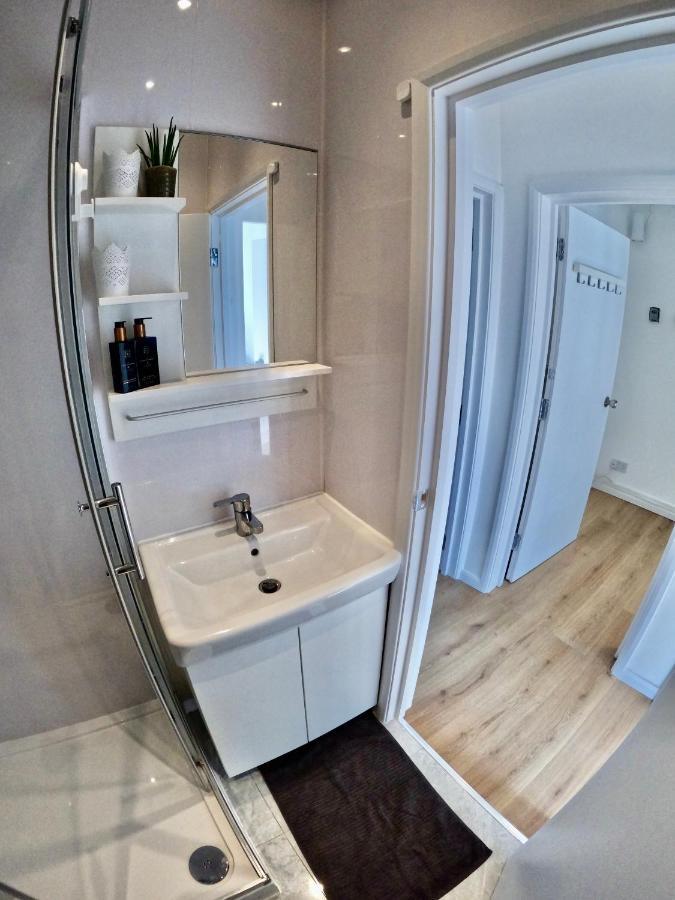 Lovely One Bedroom Flat Londra Exterior foto