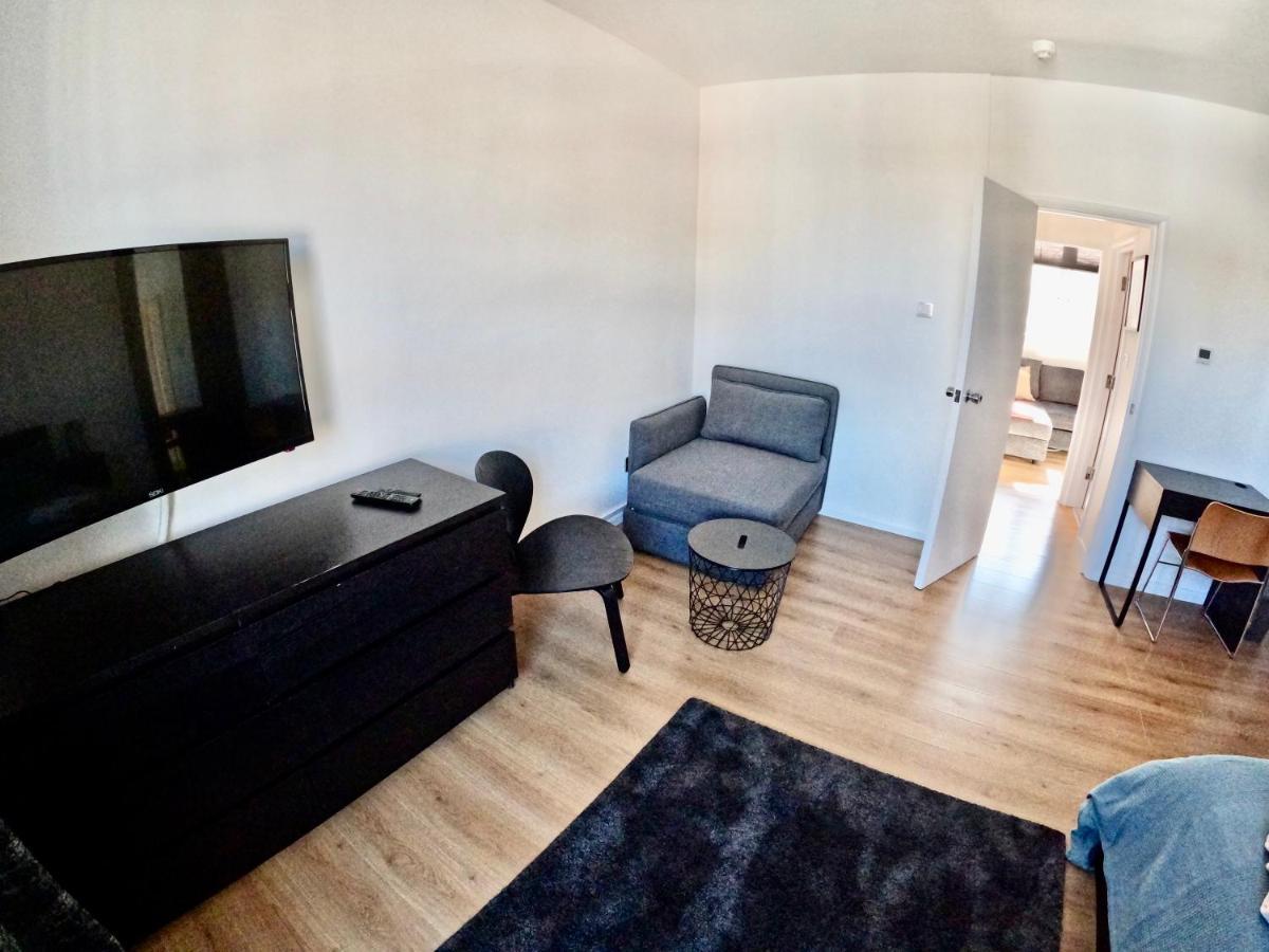 Lovely One Bedroom Flat Londra Exterior foto